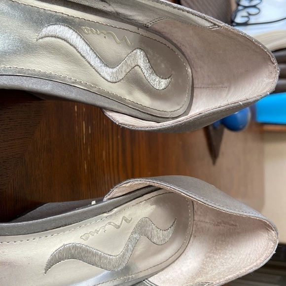 WOMEN’S Nina gray wedges size 8M rhinestones satin - Picture 3 of 11